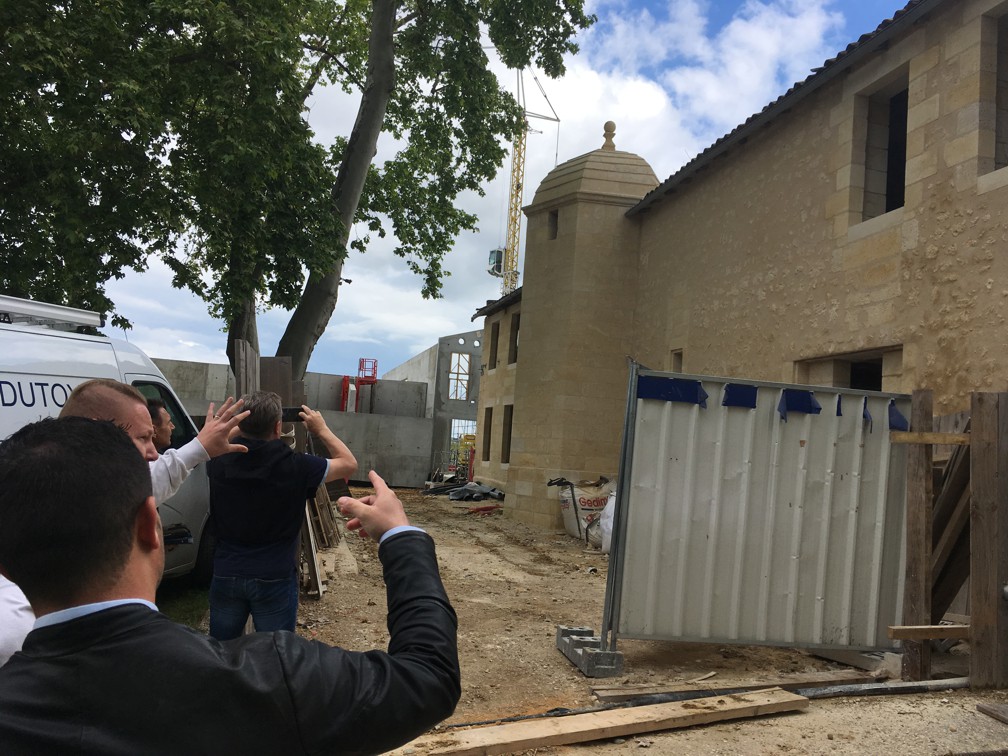 Rok 2019 - výstavba nové budovy v plném proudu - průvodcem je Romain Jean-Pierre