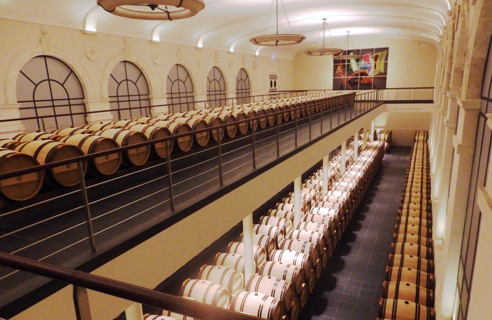 ... barrel room je postavený s využitím kamenných oblouků (arkád) ze starého nádraží v Bordeaux