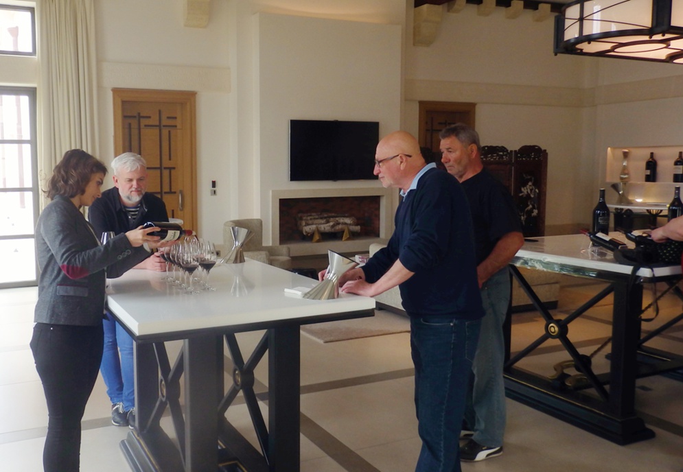 Lucie François připravuje vzorky vín na degustaci