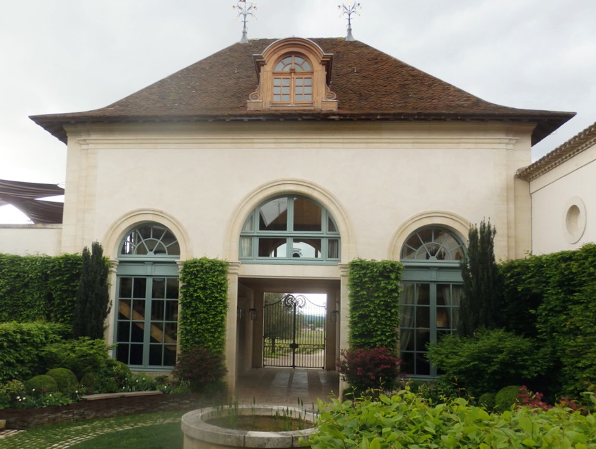 chateau-angelus-backyard-7deci