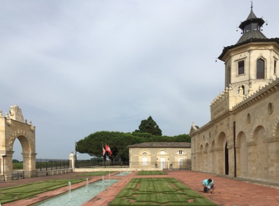 Cos-dEstournel-st-estephe-7deci-chateau-front