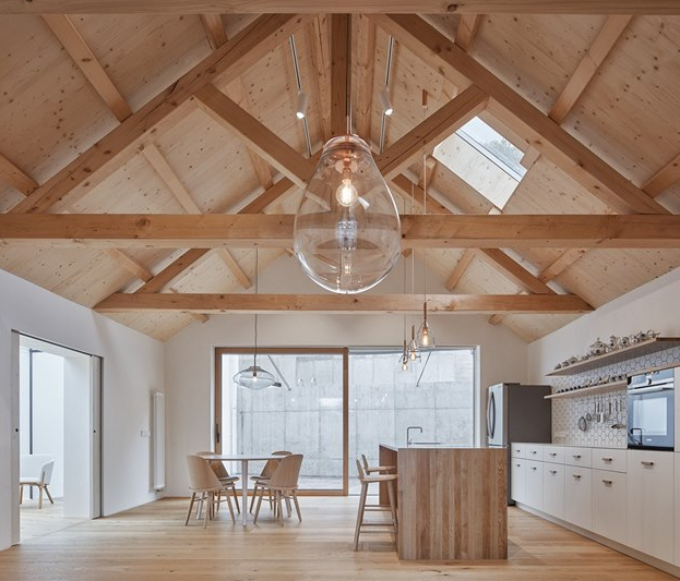 Osvětlení otevřeného krovu a vysokých stropů