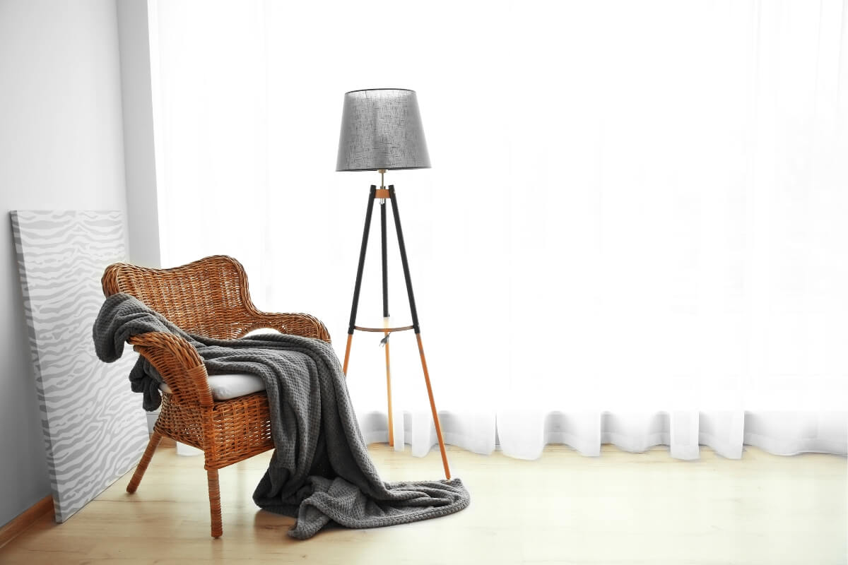 Stojací lampa v místnosti