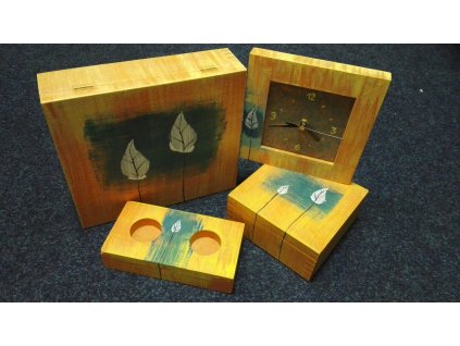 Sada dřevěných krabiček, hodiny, stojan na svíčky