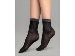 Dámske vzorované ponožky Jazz 60 DEN, Dámske 3D beztlakové ponožky s geometrickým vzorom. Ponožky sú čierne, hrubšie a majú horizontálny pruhovaný vzor v čiernej farbe. Bez zosilnenej päty a so zosilnenou špičkou. Ponožky sú ukončené patentom, ktorý je metalický, strieborno - čierny.