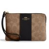 Coach Peněženka Coach Corner Zip Wristlet In Signature Canvas Gold Tan Black3224