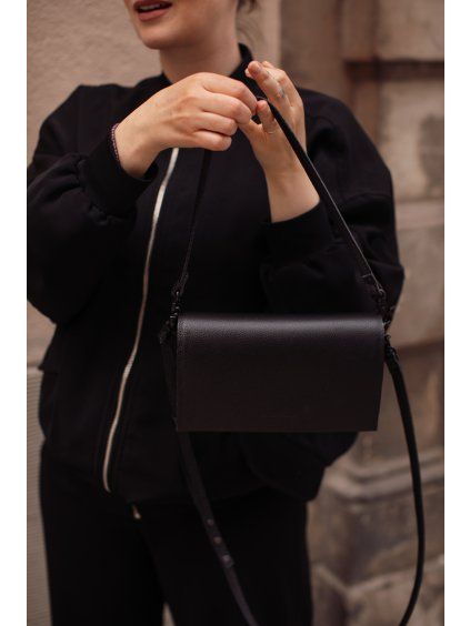 .clutch. | textured | .black.