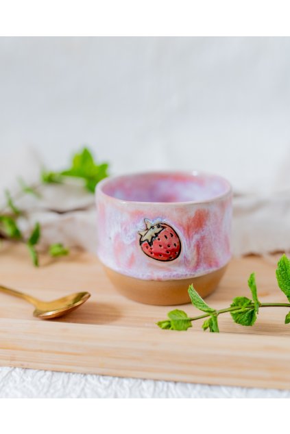Ručně vyrobený kalíšek na kávu - Jahůdka na jahůdce Sakura (150-170 ml)