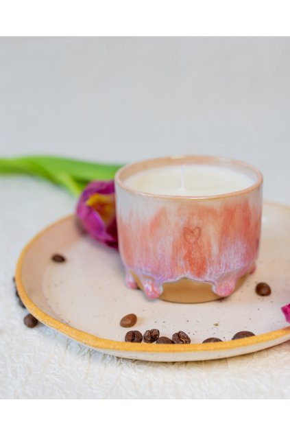 Ručně odlévaná sójová svíčka v keramickém kalíšku - růžová 3 (150-170 ml)