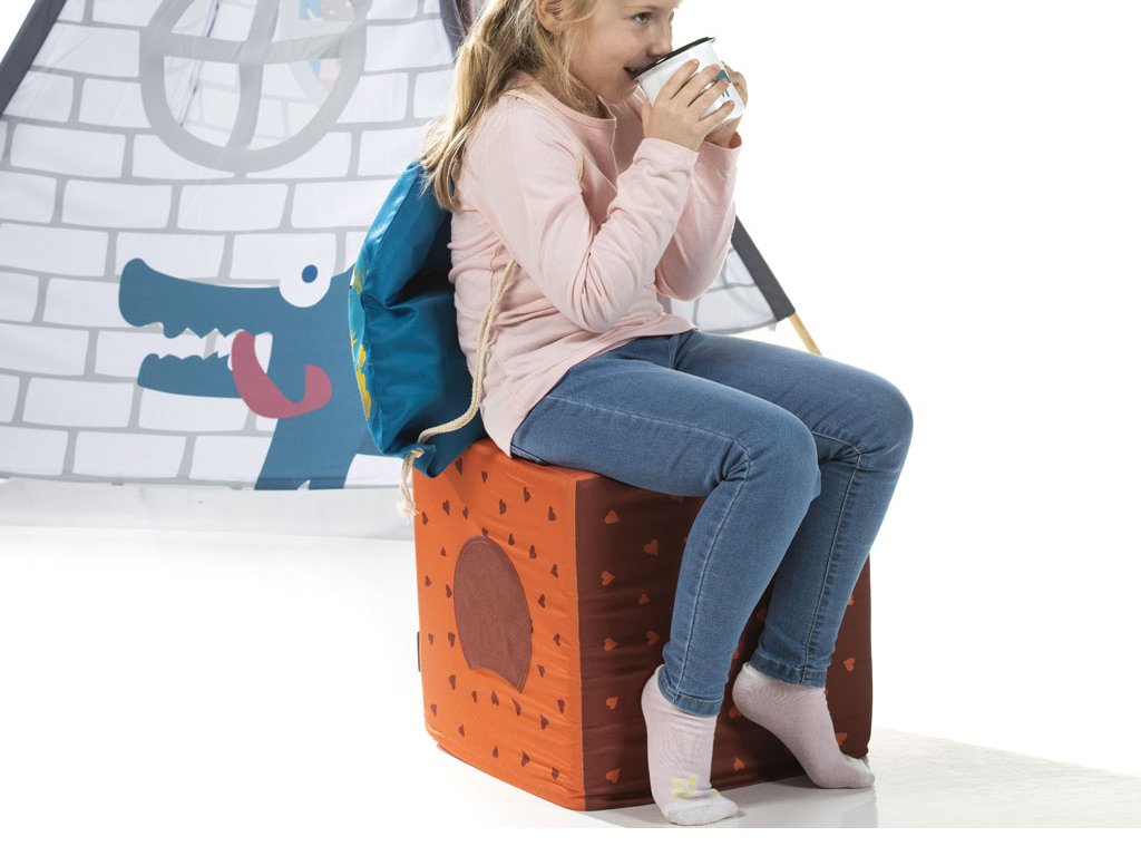 hracia kocka dievca sedi molitan taburetka uni
