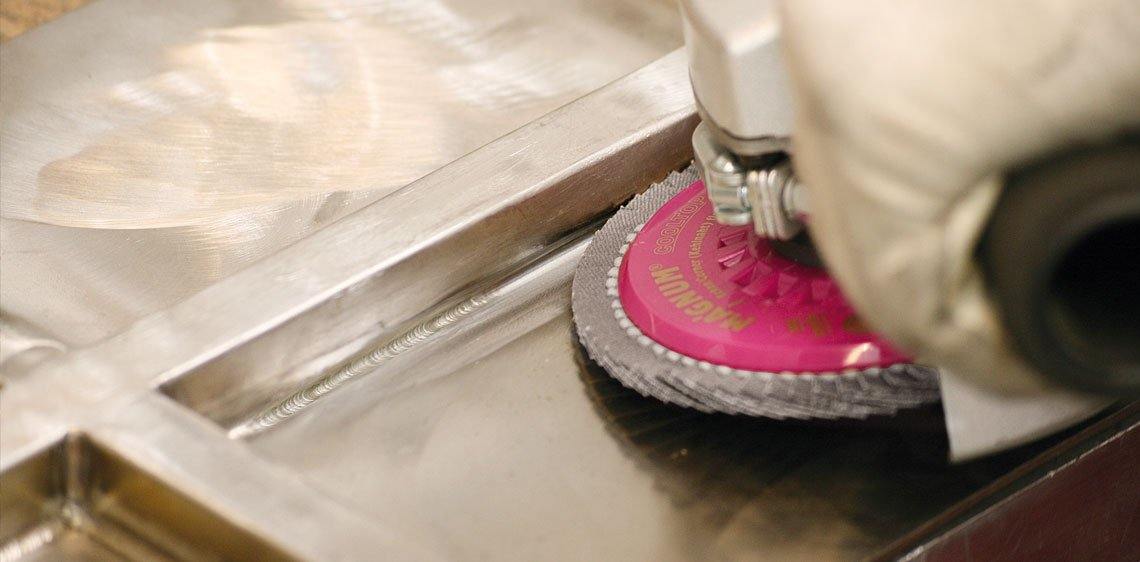 Brúsenie a leštenie kútovych zvarov a tvarových konštrukcií