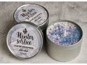 Winter Solstice (Zimní slunovrat)  Navštivte Prythian, který je během Zimního slunovratu nazdoben zelenými věnci.