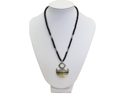 Ručně vyrobený tuarežský náhrdelník Bagazen s černými korálky. Postříbřený kříž z Nigeru – symbol síly, ochrany a pouštní elegance