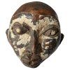 africká pasová maska od kmene bamum a artefakt terakoty