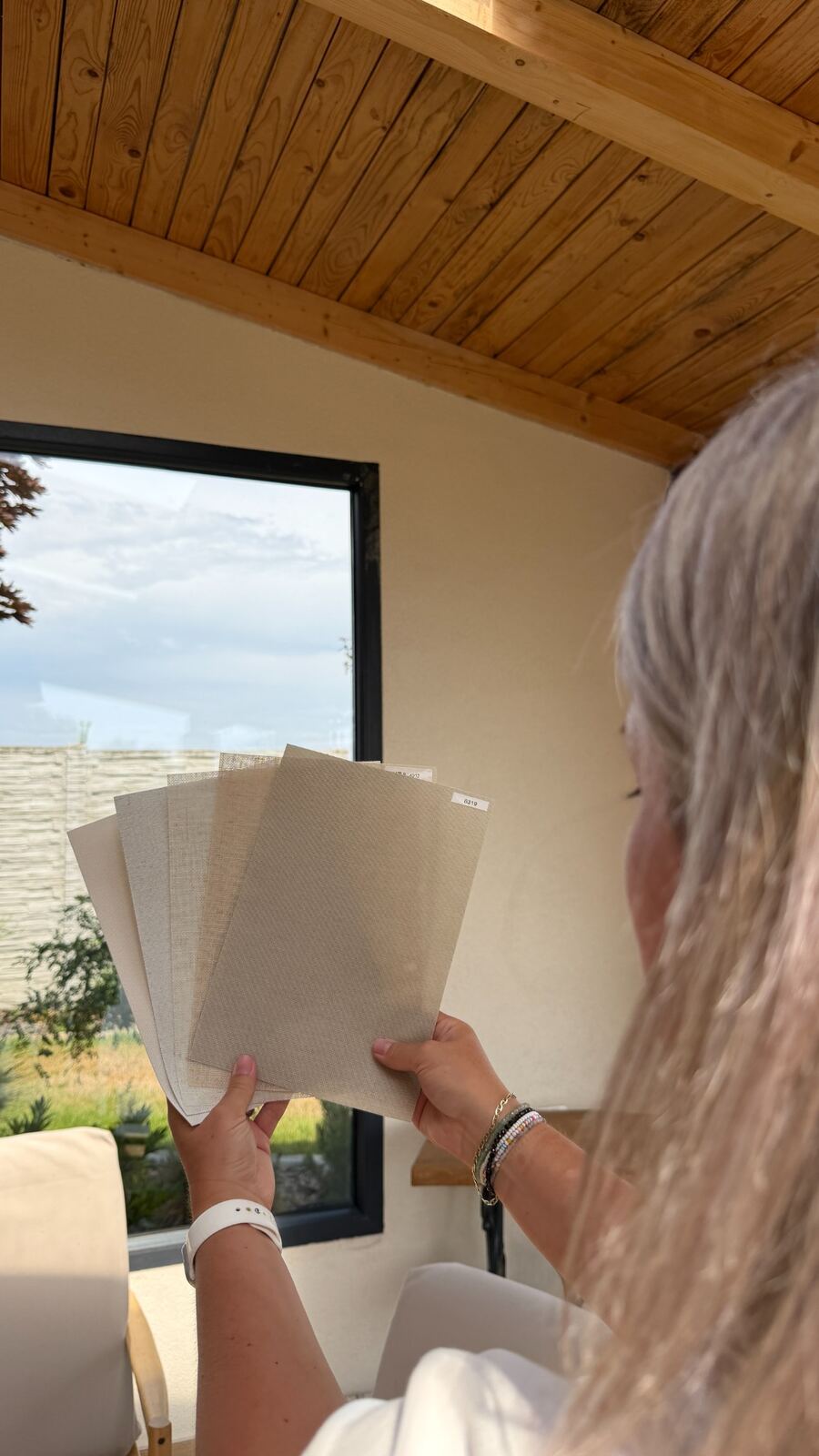 Porovnávání vzorků látek ACCUBLIND v reálném světle interiéru