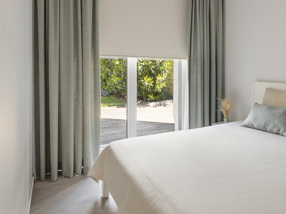 Barevná psychologie: Jak barva rolet ovlivňuje atmosféru v místnosti