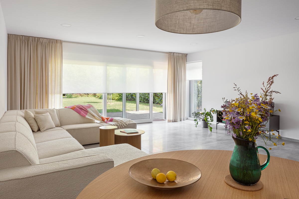 Jak připojit látkové rolety k chytré domácnosti a ovládat je hlasem