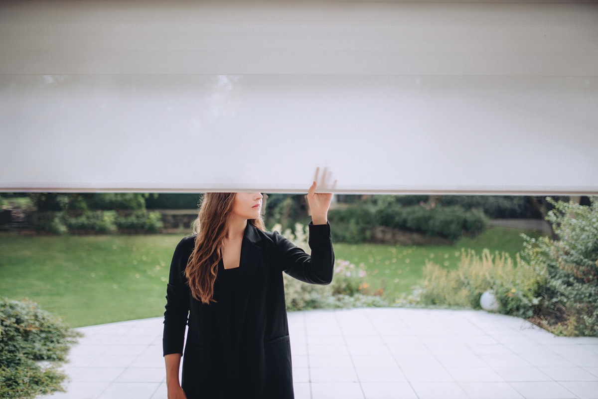 Údržba látkových rolet: Tipy, triky a co rozhodně nedělat