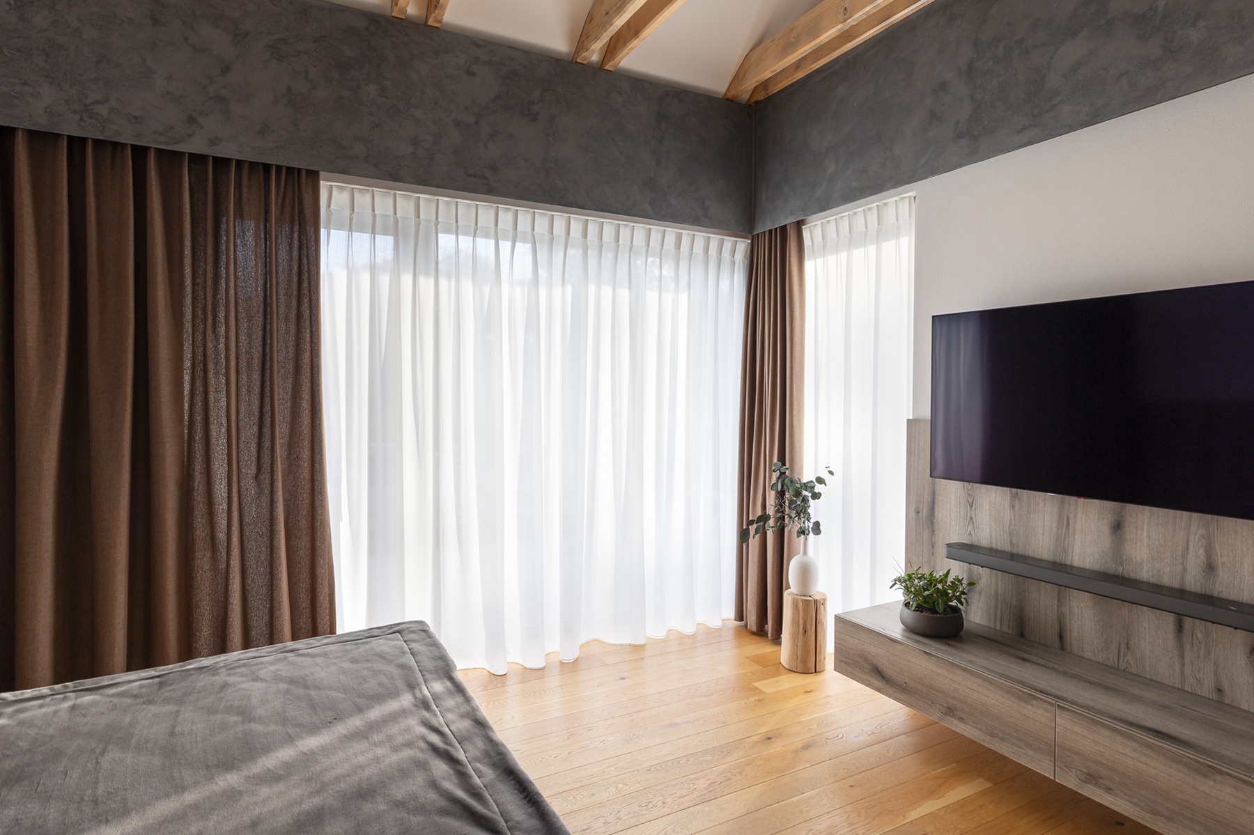 Layering oken: Designérský trik, který změní váš interiér