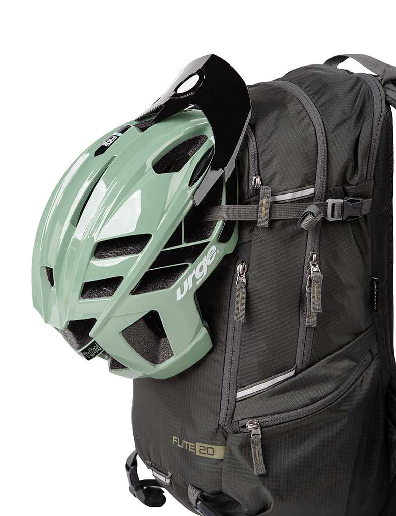 Acepac Flite MKIII – boční kapsy s pruženkou a kompatibilita se síťkou na helmu Helmet Holder