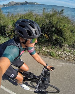 U nás se už vytahují bundy a kalhoty, ale někde se pořád dá jezdit v krátkým. 🌞 Kam letos utíkáš za teplem ty? Mallorca,...