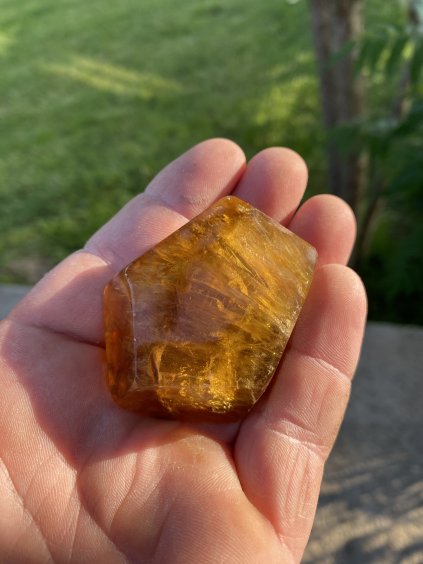 Fluorit broušený tvar