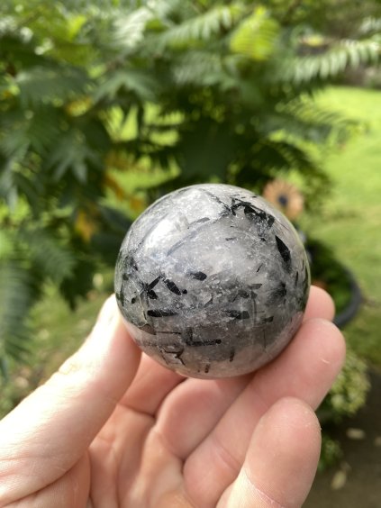 Koule křemen s turmalínem