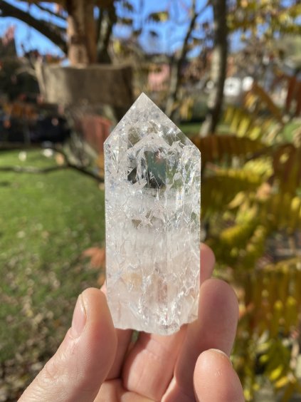 Křišťál obelisk pukaný