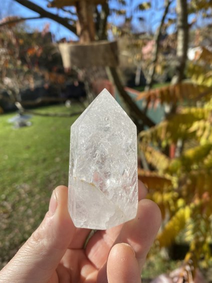 Křišťál obelisk pukaný