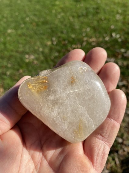 Křemen s rutilem tromlovaný