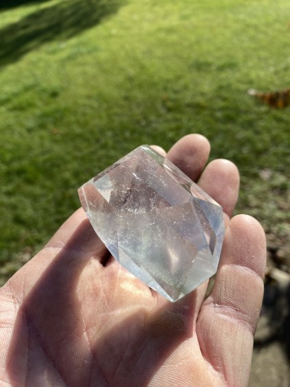 Křišťál broušený tvar s chloritem