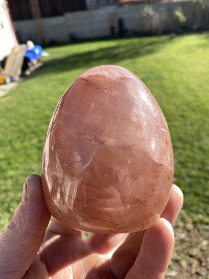 Křišťál s hematitem volný tvar stojící