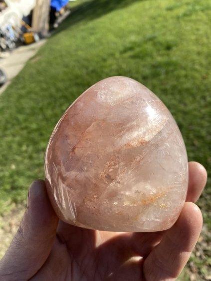 Křišťál s hematitem volný tvar stojící