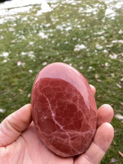 Kalcit růžový volný tvar stojící