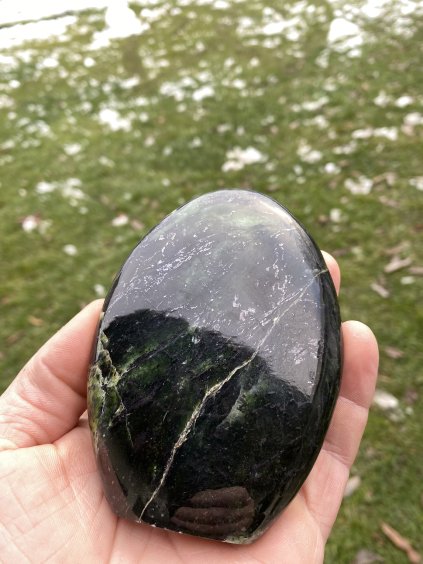 Jadeit volný tvar stojící