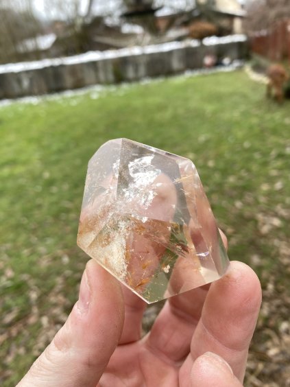 Křišťál broušený tvar s rutilem