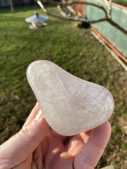 Křemen s turmalínem tromlovaný