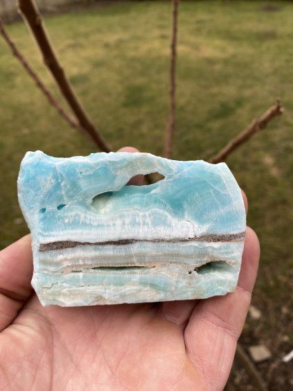 Aragonit modrý volný tvar stojící