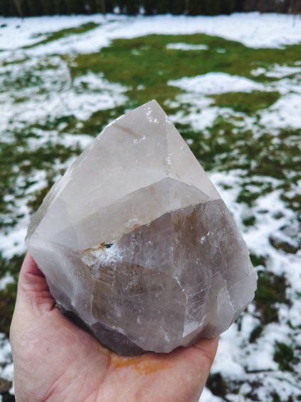 Záhněda krystal stojící