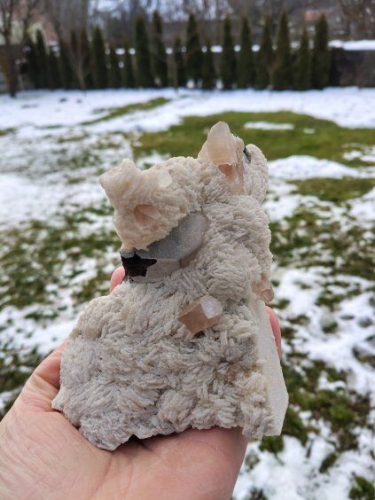 Topazy na mateční hornině