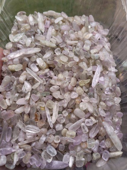 Kunzit tromlovaný 5-30mm 250g