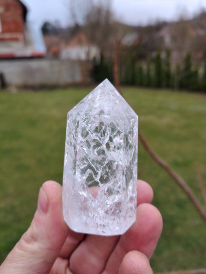 Křišťál obelisk pukaný