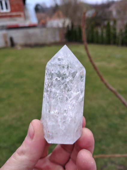 Křišťál obelisk pukaný