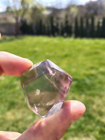 Fluorit broušený tvar