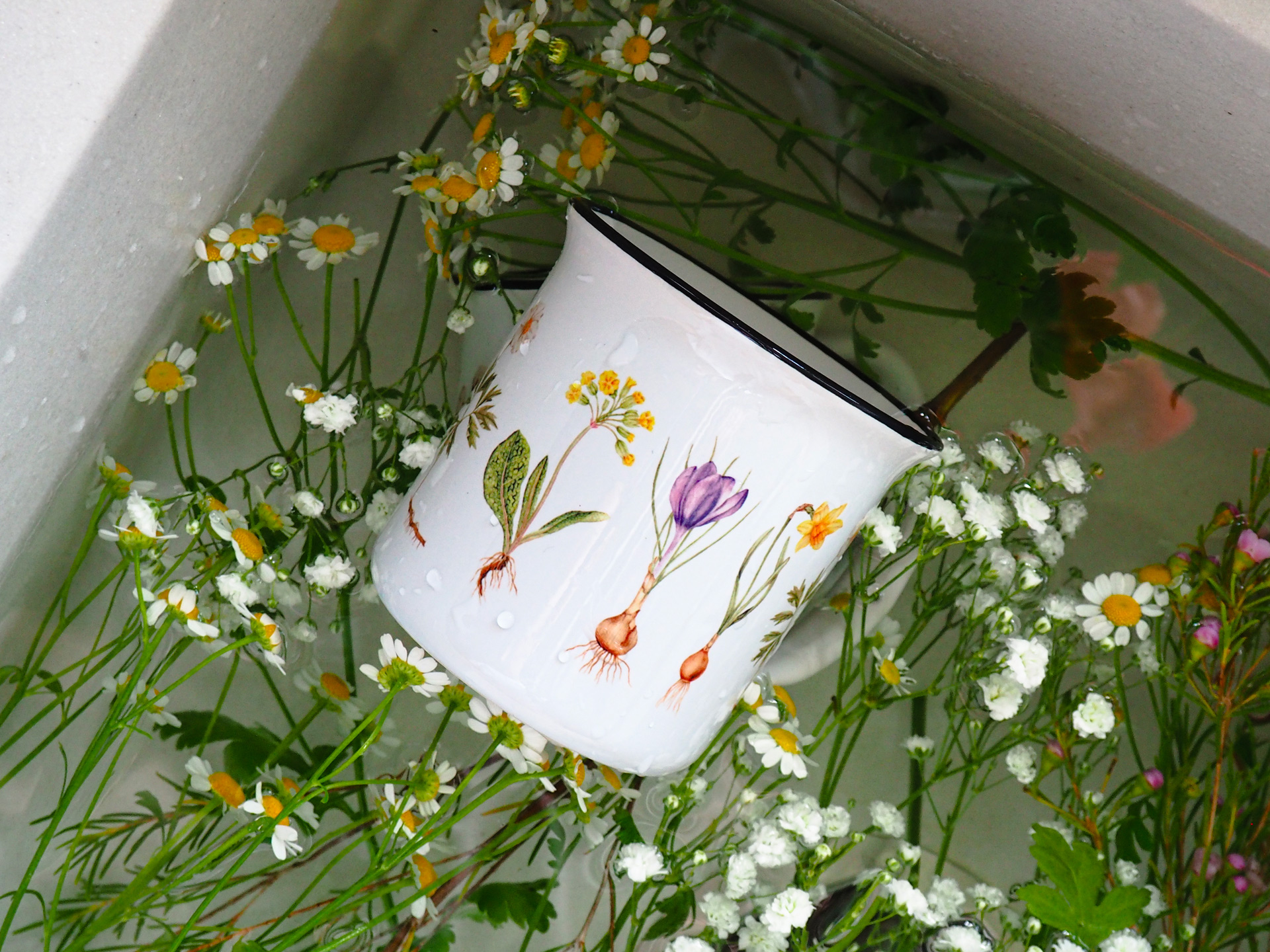 Jak se starat o plecháčky, keramické hrnečky a lahve s autorskými ilustracemi?