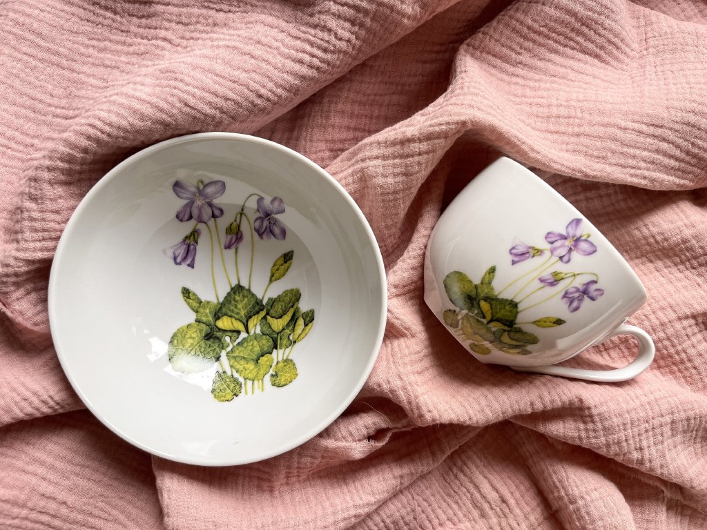 Porcelánová miska Violka vonná - JINÁ BAREVNOST ILUSTRACE