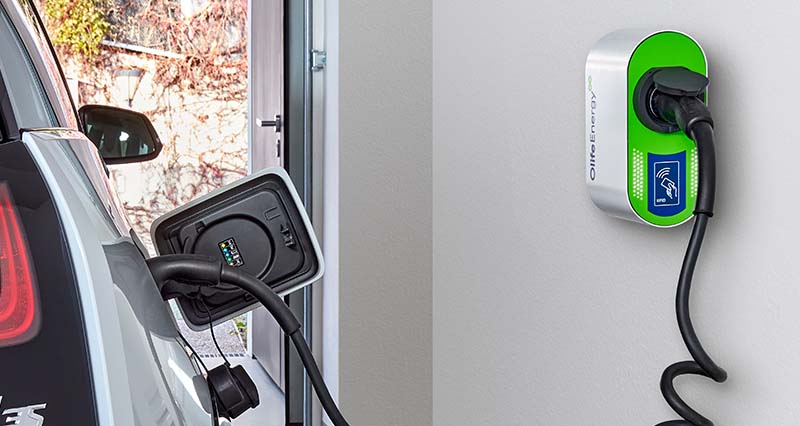 Dobíjanie elektromobilu v garáži