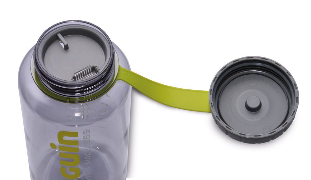 Wide mouth and removable strainer of the Pinguin Tritan Slim Bottle 0.65 L