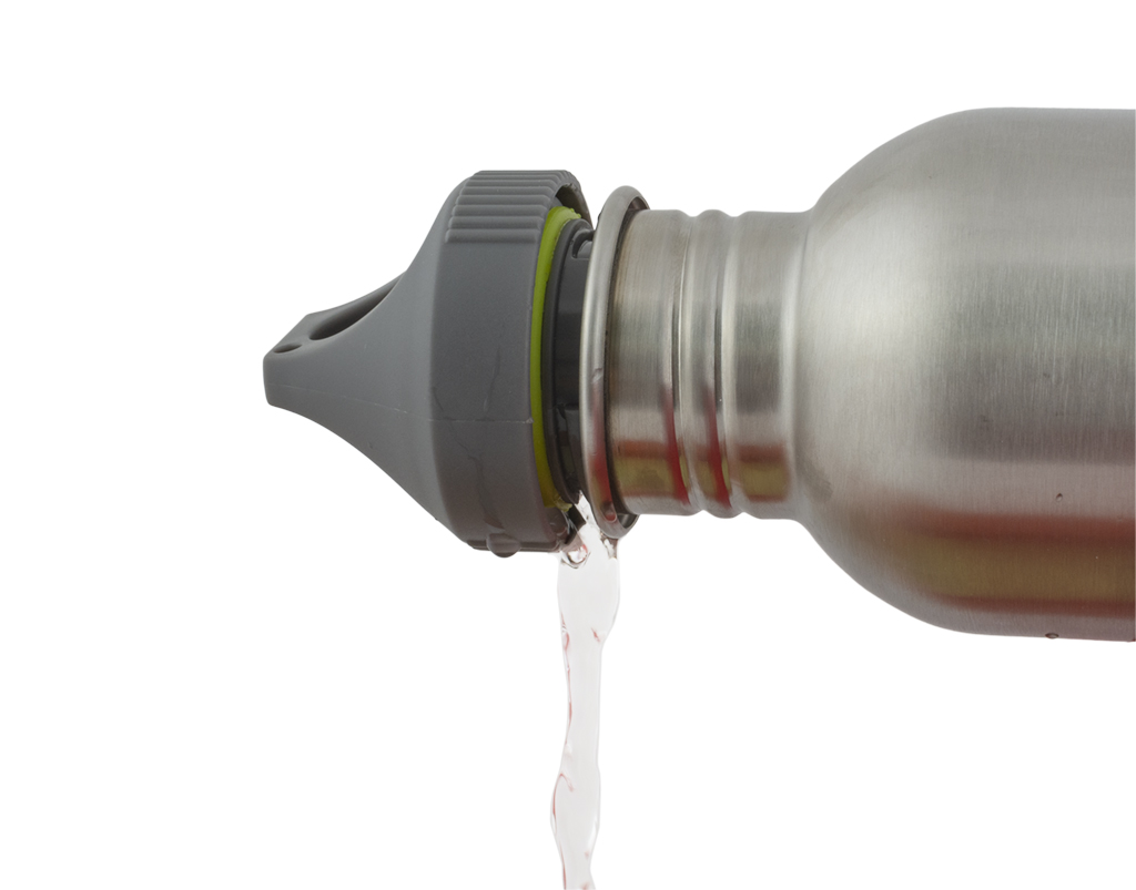 Nalévání vody z nerezové lahve Pinguin Bottle S