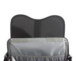 Záda batohu jsou vyztužena vyjímatelnou HDPE deskou s integrovanou duralovou výztuží, která pomáhá rozložit hmotnost přepravovaného nákladu na záda a eliminuje tlaky přepravovaných předmětů do zad.